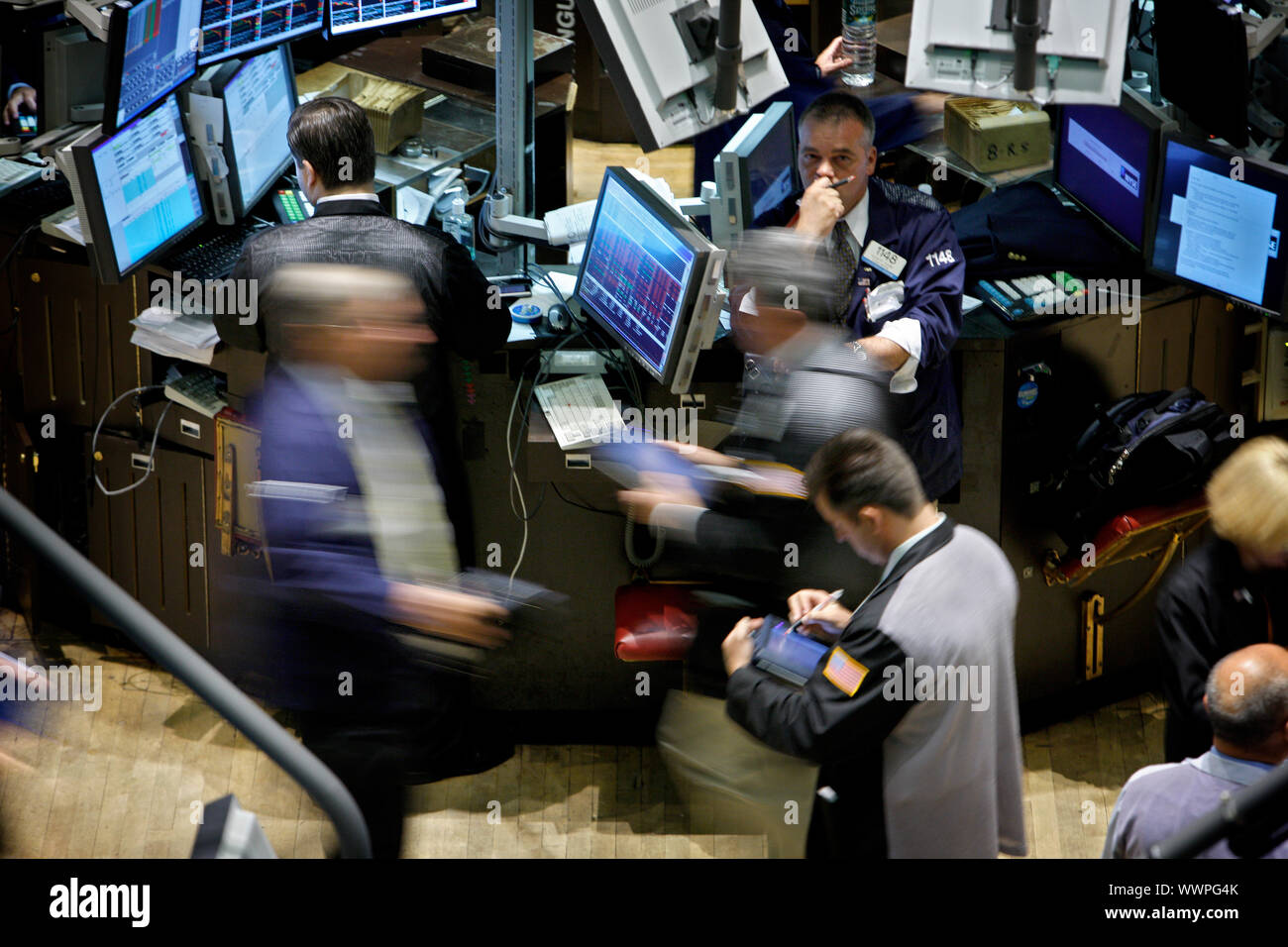 Guai a Wall Street.Piano specialisti presso il NYSE New York Stock Exchange facendo reagire l'annuncio che il tasso di interesse rimane invariato. Foto Stock