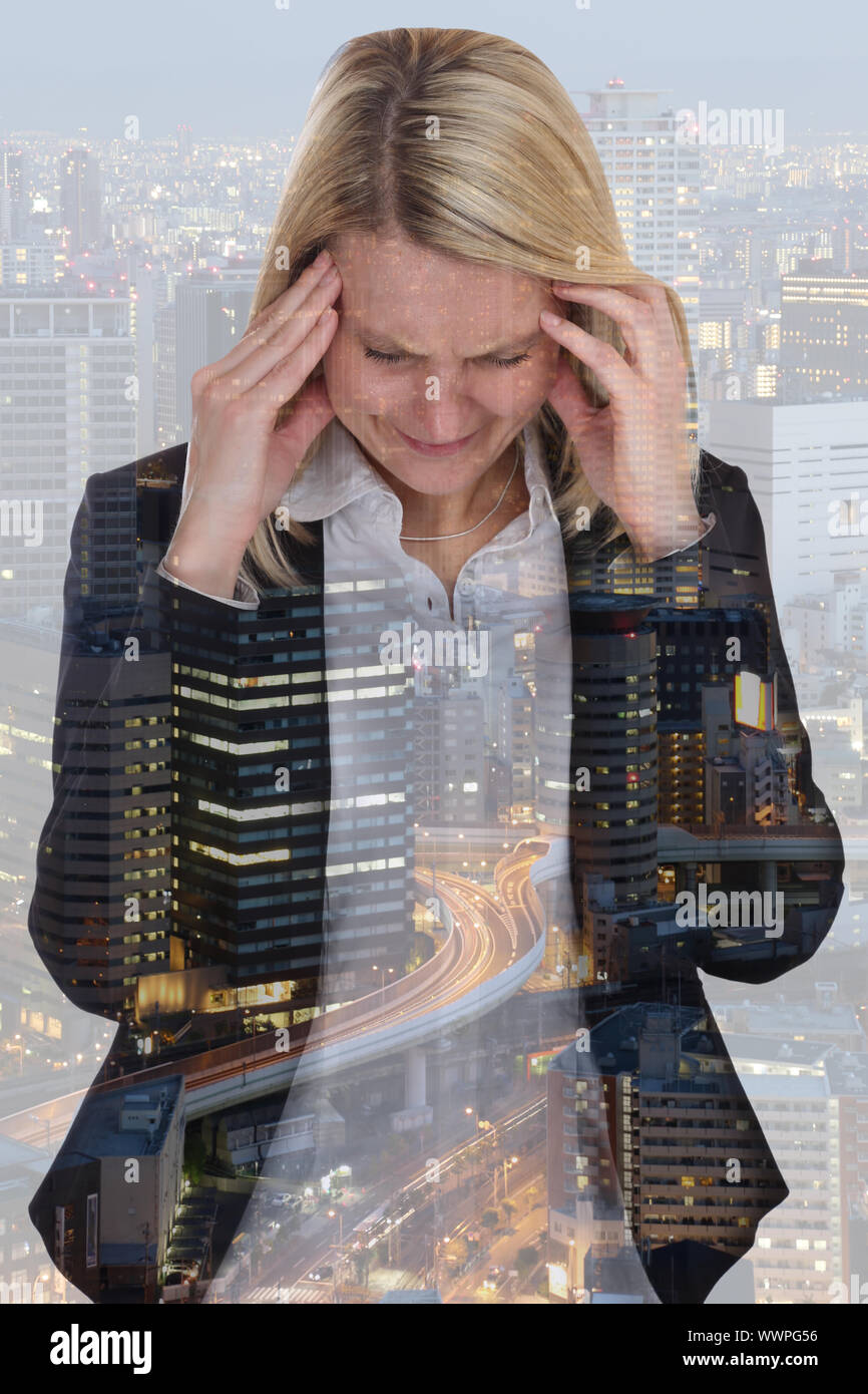 Business donna imprenditrice stress mal di testa burnout manager town city doppia esposizione Foto Stock