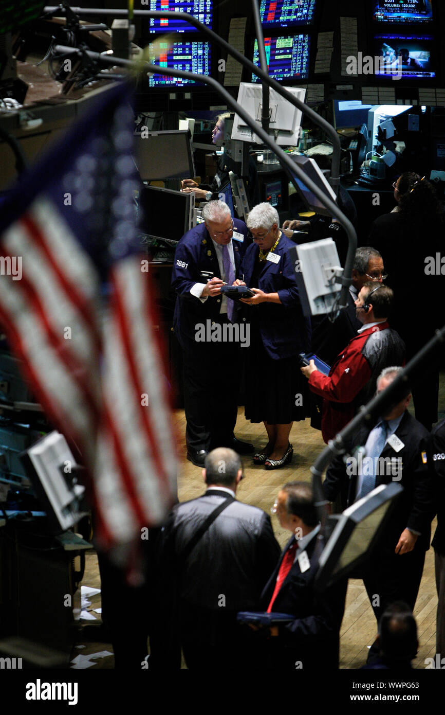 Guai a Wall Street.Piano specialisti presso il NYSE New York Stock Exchange facendo reagire l'annuncio che il tasso di interesse rimane invariato. Foto Stock