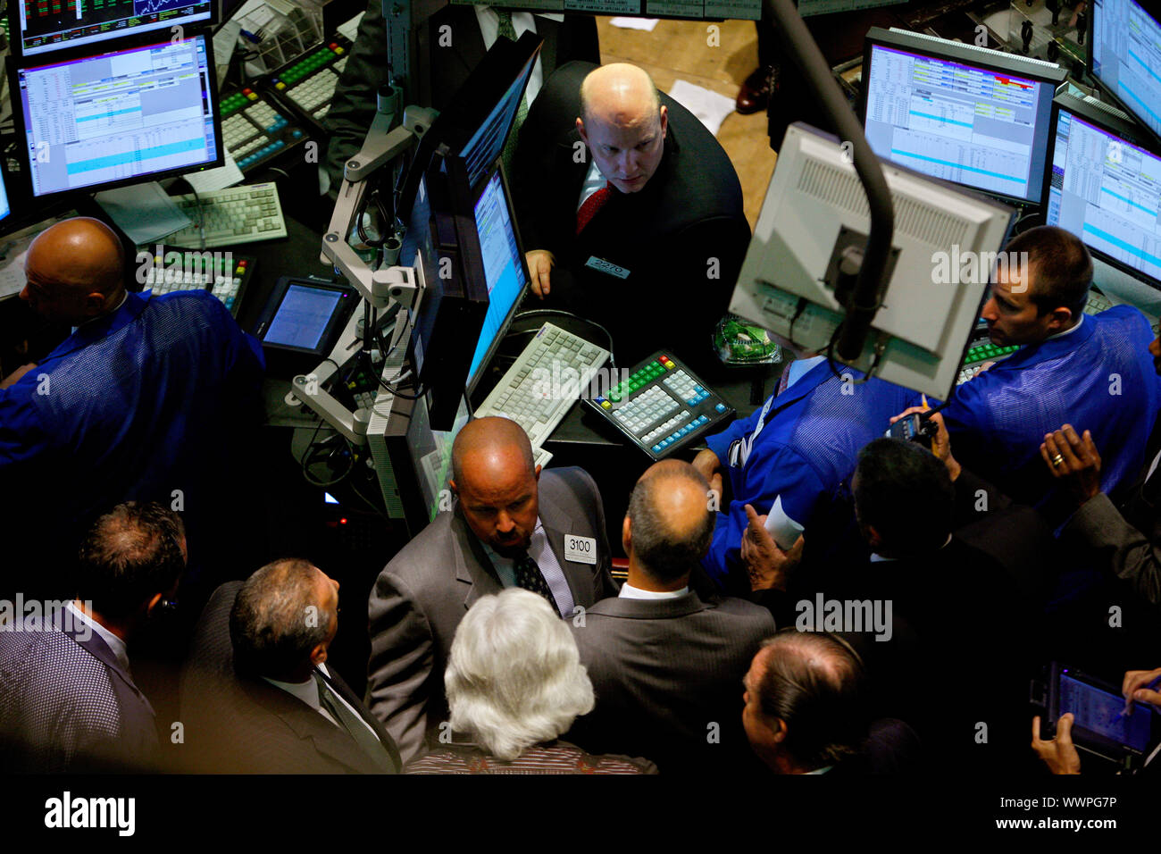 Guai a Wall Street.Piano specialisti presso il NYSE New York Stock Exchange facendo reagire l'annuncio che il tasso di interesse rimane invariato. Foto Stock