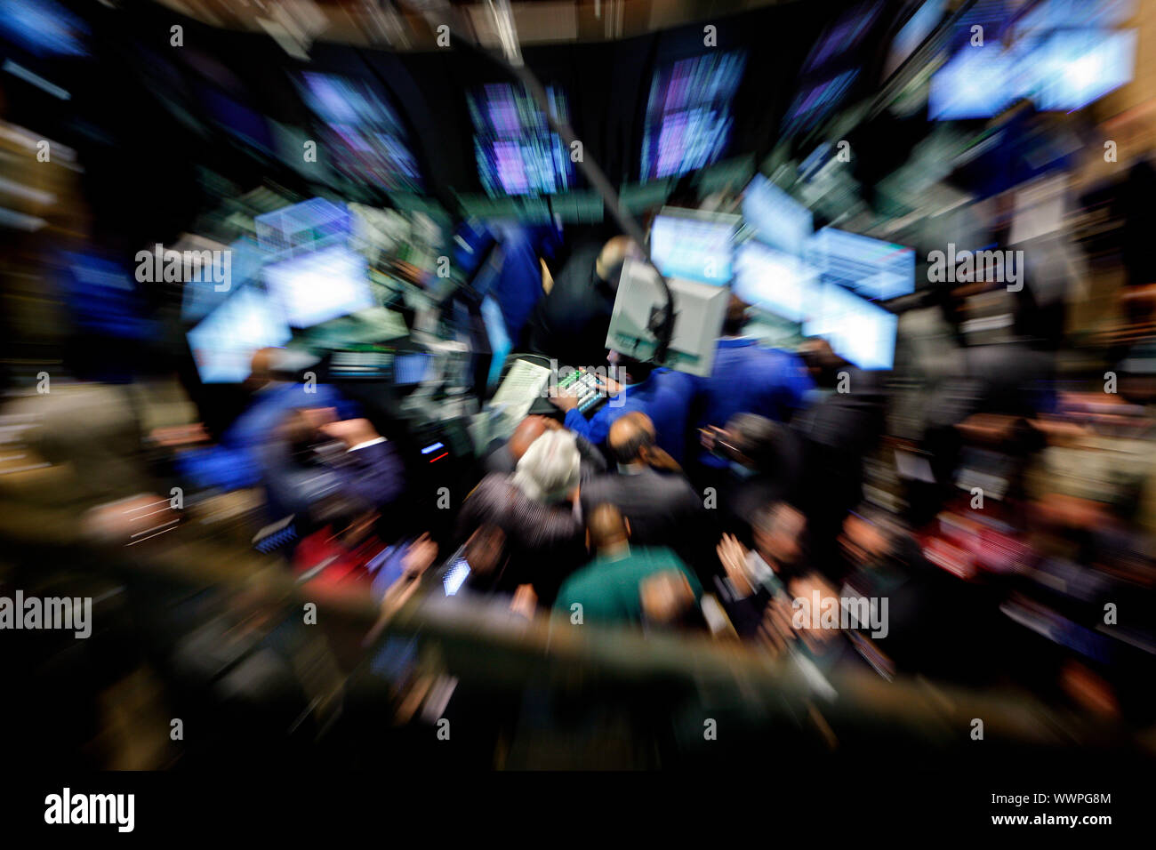 Guai a Wall Street.Piano specialisti presso il NYSE New York Stock Exchange facendo reagire l'annuncio che il tasso di interesse rimane invariato. Foto Stock