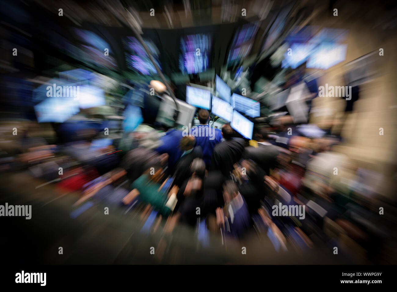 Guai a Wall Street.Piano specialisti presso il NYSE New York Stock Exchange facendo reagire l'annuncio che il tasso di interesse rimane invariato. Foto Stock