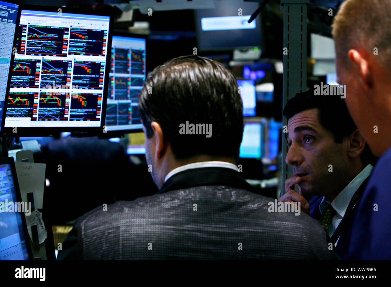 Guai a Wall Street.Piano specialisti presso il NYSE New York Stock Exchange facendo reagire l'annuncio che il tasso di interesse rimane invariato. Foto Stock