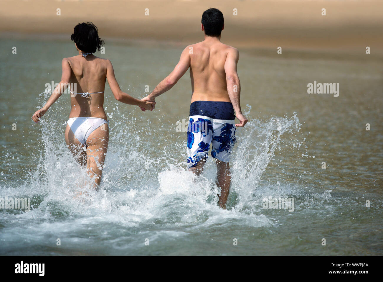 Matura in esecuzione attraverso l'acqua Foto Stock