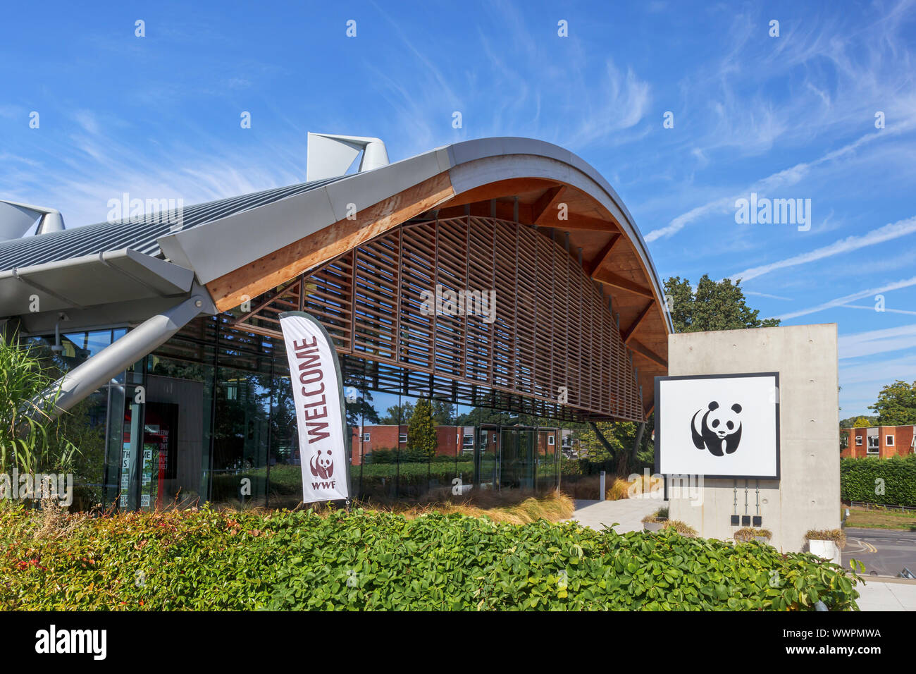 Vista del moderno edificio sede del Fondo mondiale per la natura (WWF) da Basingstoke Canal a Woking, Surrey, Inghilterra del sud-est Foto Stock