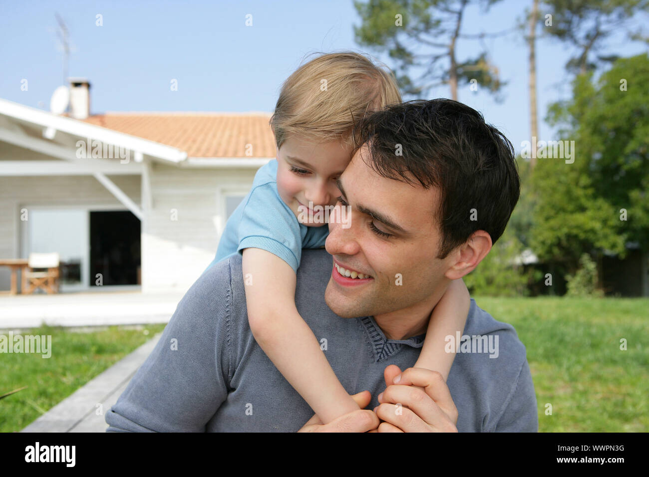 Il padre e il figlio nel giardino Foto Stock