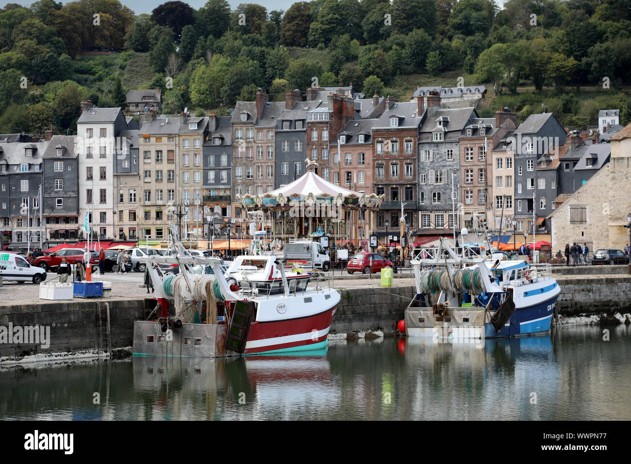 Honfleur / Francia - 9 Settembre 2019: vista del porto di Honfleur, con la Rue du Dauphin in background Foto Stock