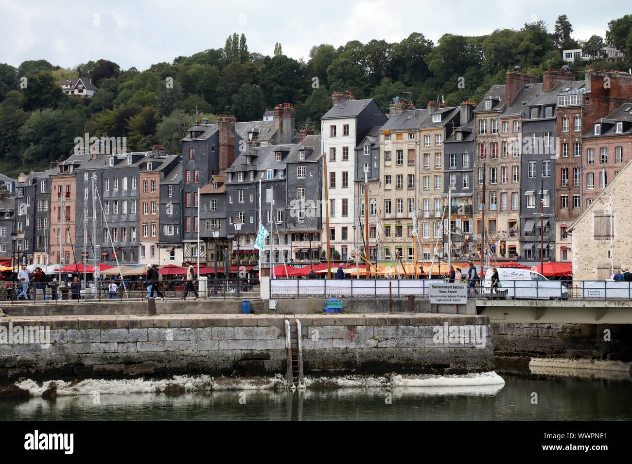 Honfleur / Francia - 9 Settembre 2019: vista del porto di Honfleur, con la Rue du Dauphin in background Foto Stock