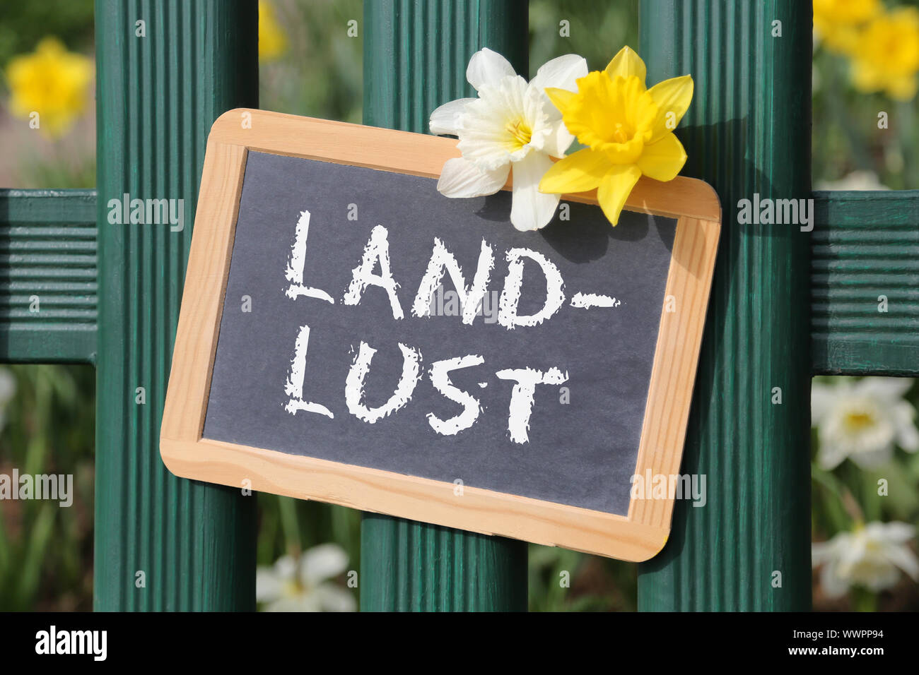 Landlust vita di paese paese giardino con fiori fiore in primavera segno della tabella Foto Stock