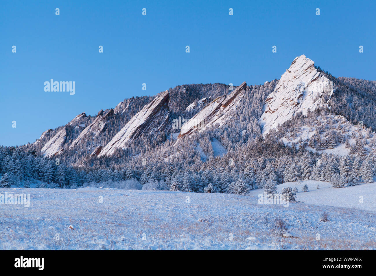 Il Flatirons coperto di neve a Alba, Chautauqua Park, Boulder, Colorado. Foto Stock