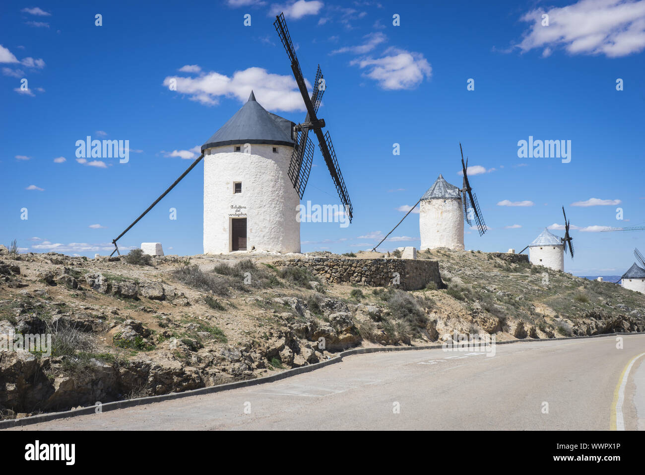 Molini mitico Castiglia in Spagna, Don Chisciotte, castigliano paesaggio con molto vecchia architettura Foto Stock