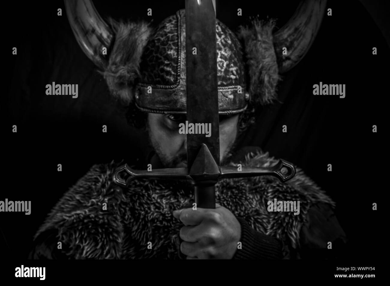 Passione, Viking guerriero con spada di ferro e il casco con le corna Foto Stock