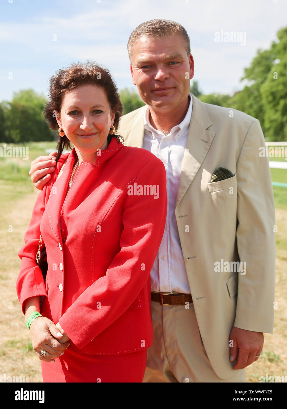 Il ministro degli interni della Sassonia-Anhalt Holger Stahlknecht (CDU) e sua moglie Barbie racecourse Magdeburg Foto Stock