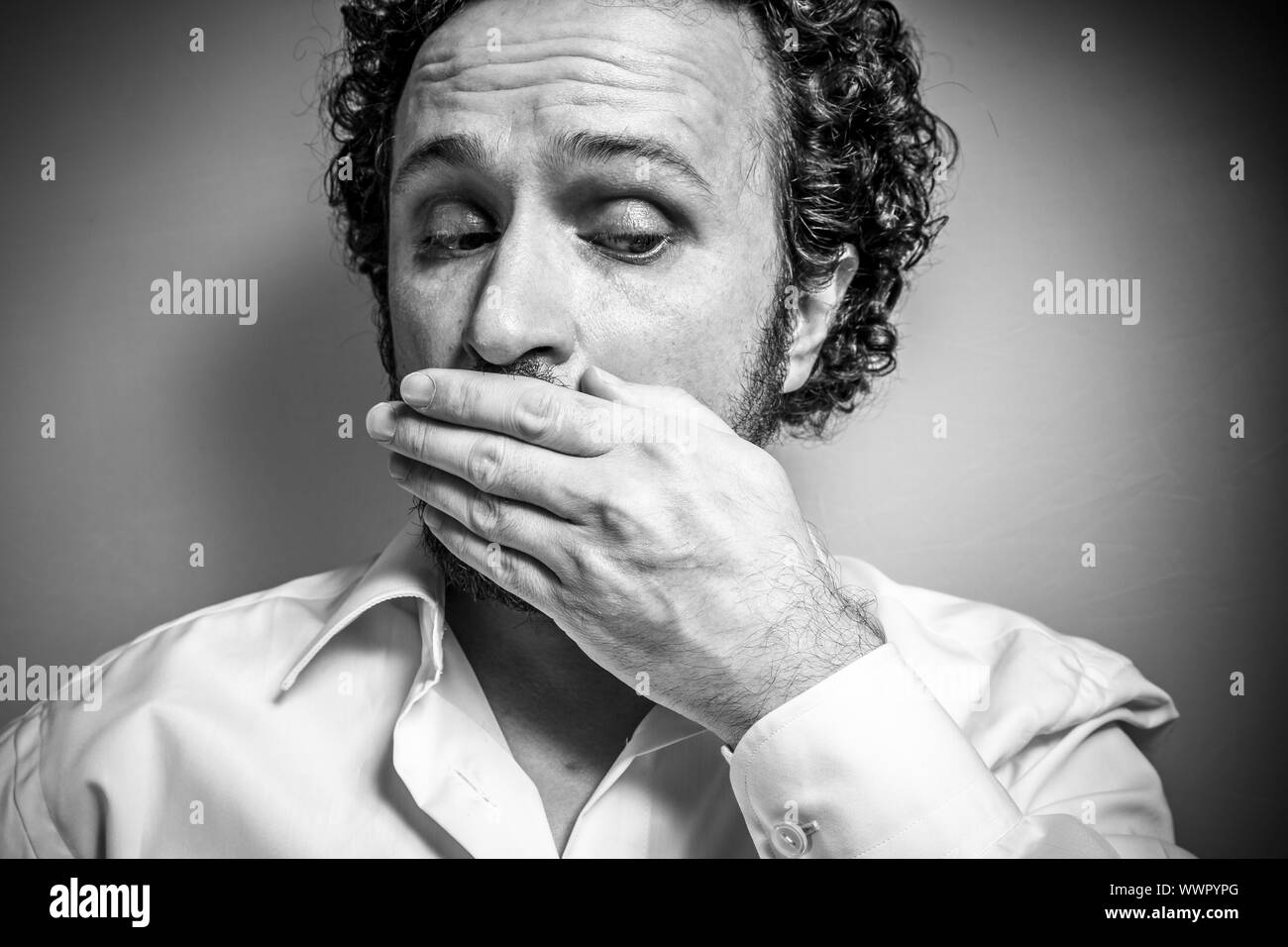 Non dire nulla, silenzio, uomo con intensa espressione, camicia bianca Foto Stock