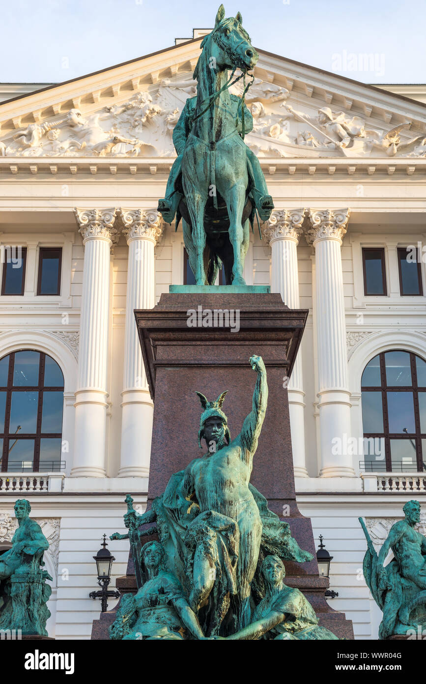Municipio di Altona con Guglielmo I, imperatore tedesco statua equestre Foto Stock