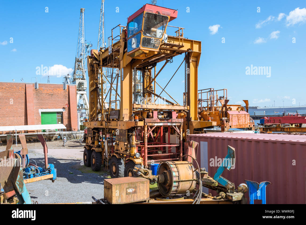 "Straddle Carrier per uso in terminali di porta, per l'impilamento e la movimentazione di container di tipo standard Foto Stock