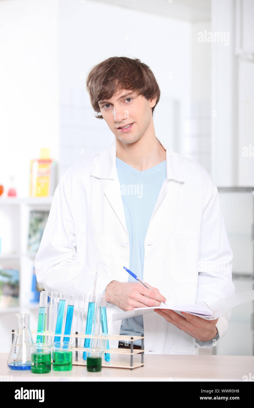 Studente in un laboratorio scientifico Foto Stock