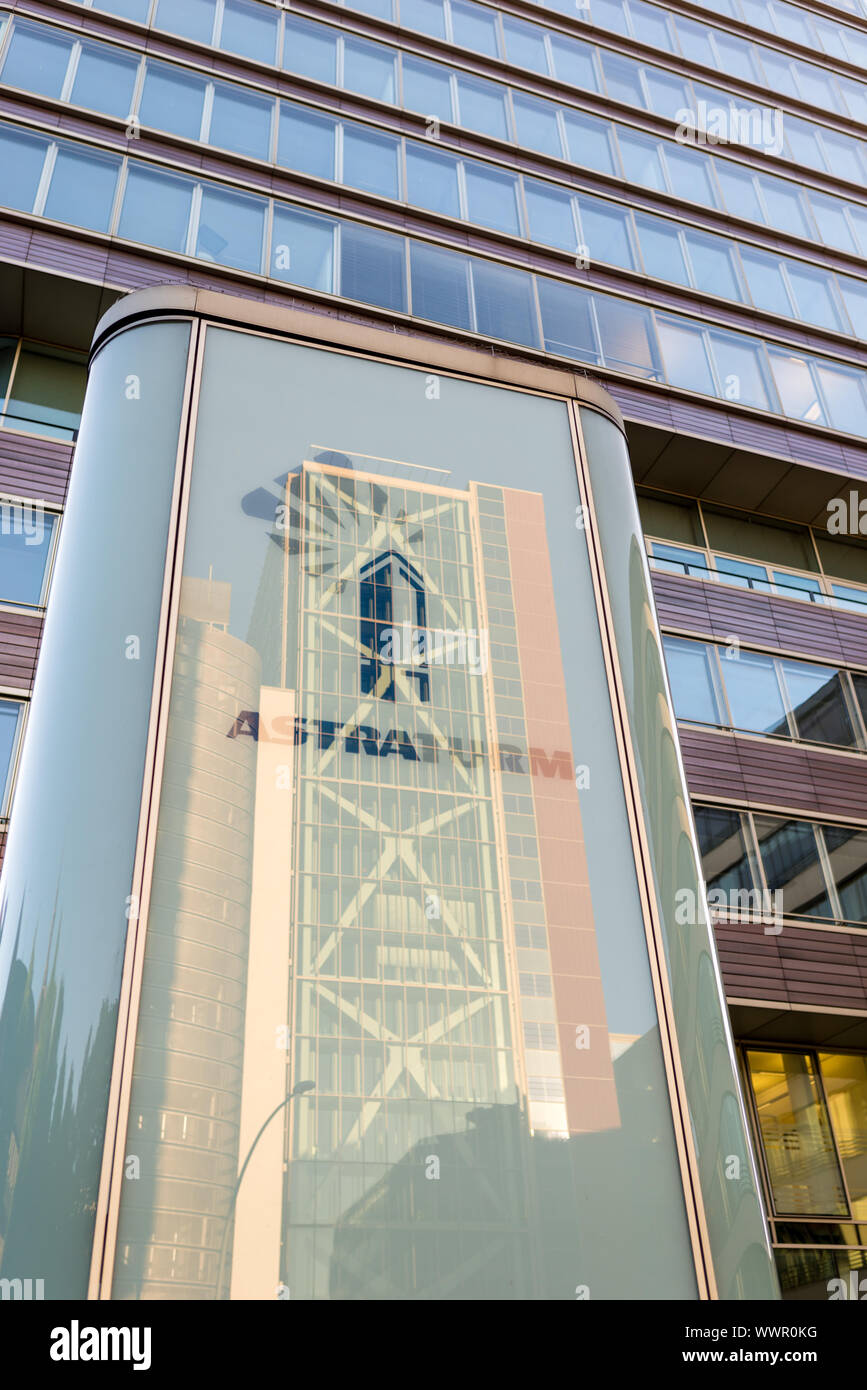 Il mirroring all'ingresso della nuova torre di Astra in St.Pauli distretto di Amburgo Foto Stock