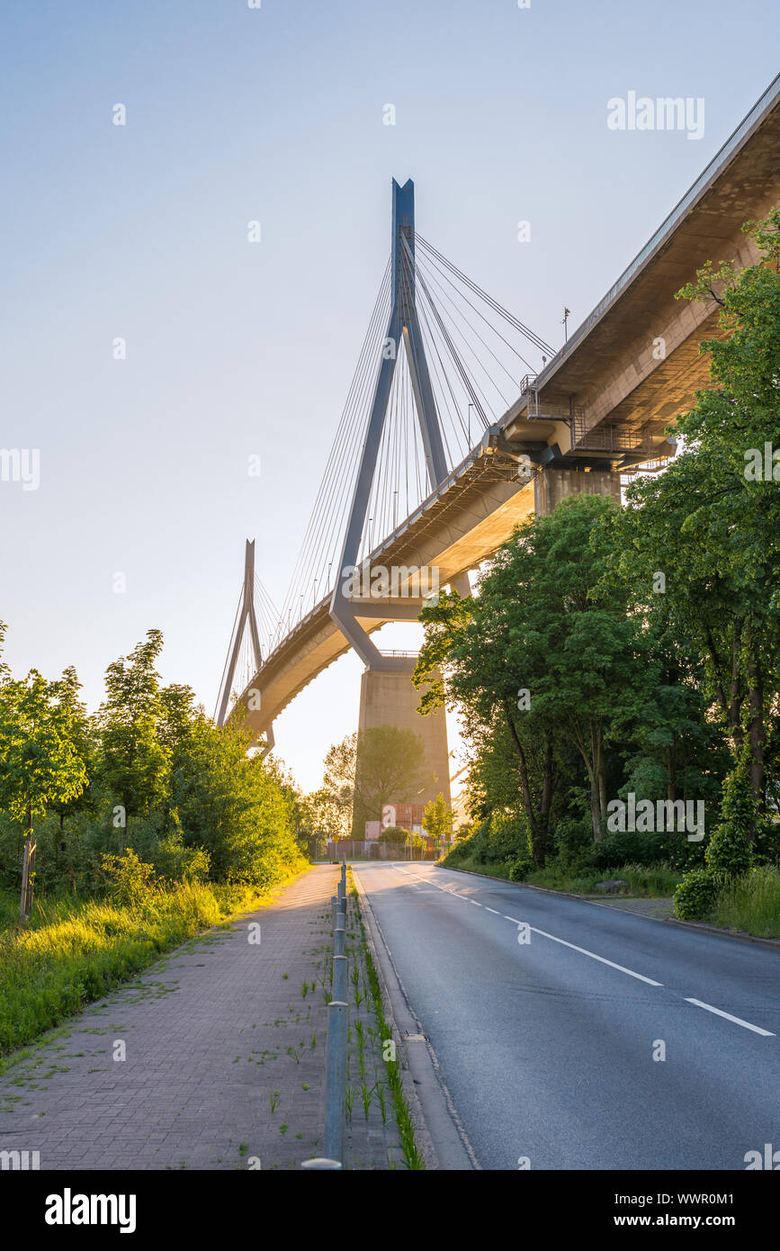 Il Köhlbrandbrücke in luce posteriore nel porto di Amburgo Foto Stock