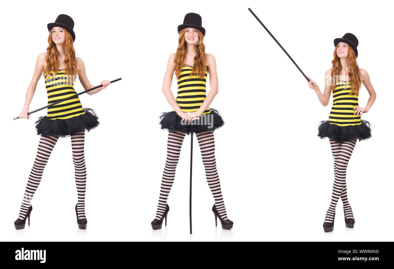 Una ragazza in nero e giallo listati dress isolato su bianco Foto Stock
