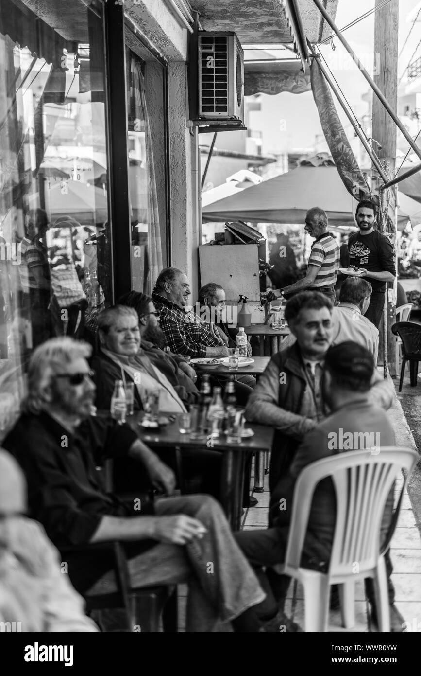 Taverna con gli agricoltori, gli abitanti di un villaggio e di turisti nel villaggio Tymbaki su Creta, Grecia Foto Stock