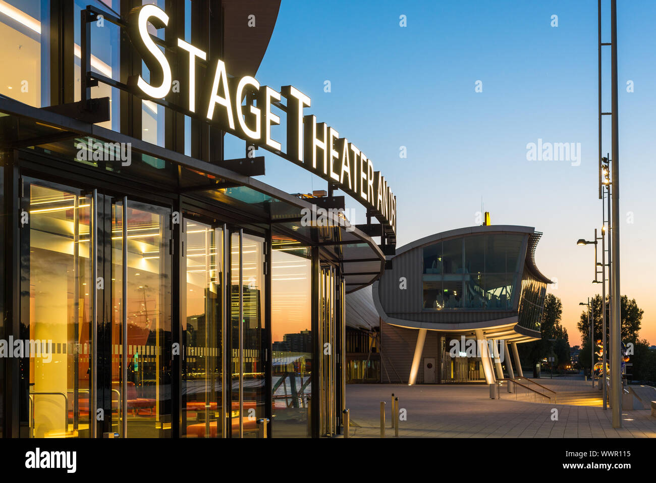 Il piazzale antistante e ingresso del teatro musicale all'Elba nel crepuscolo Foto Stock