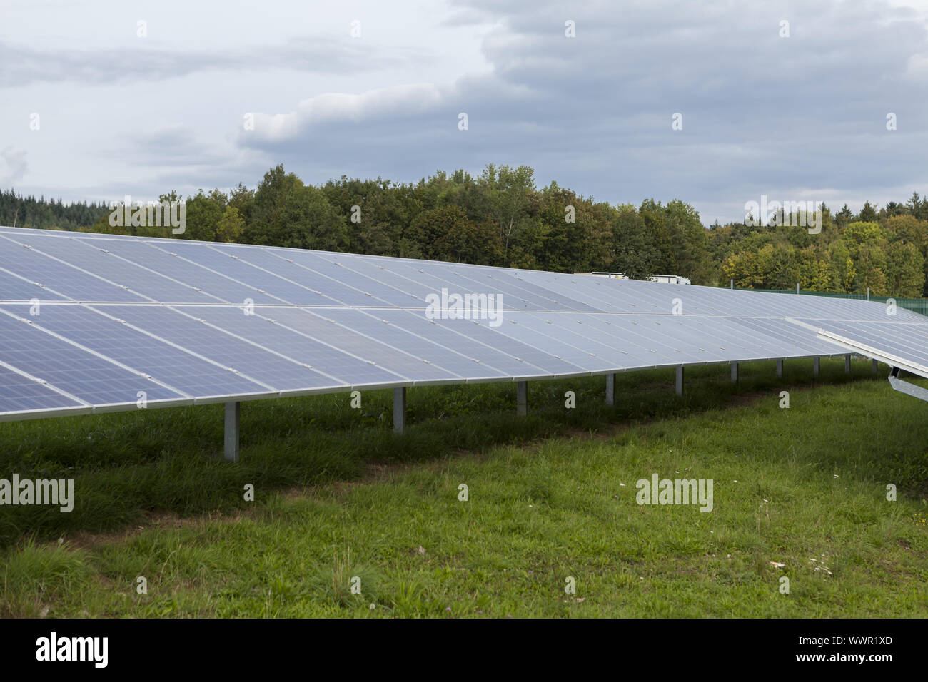 Campo con blue siliciom celle solari energia alternativa Foto Stock