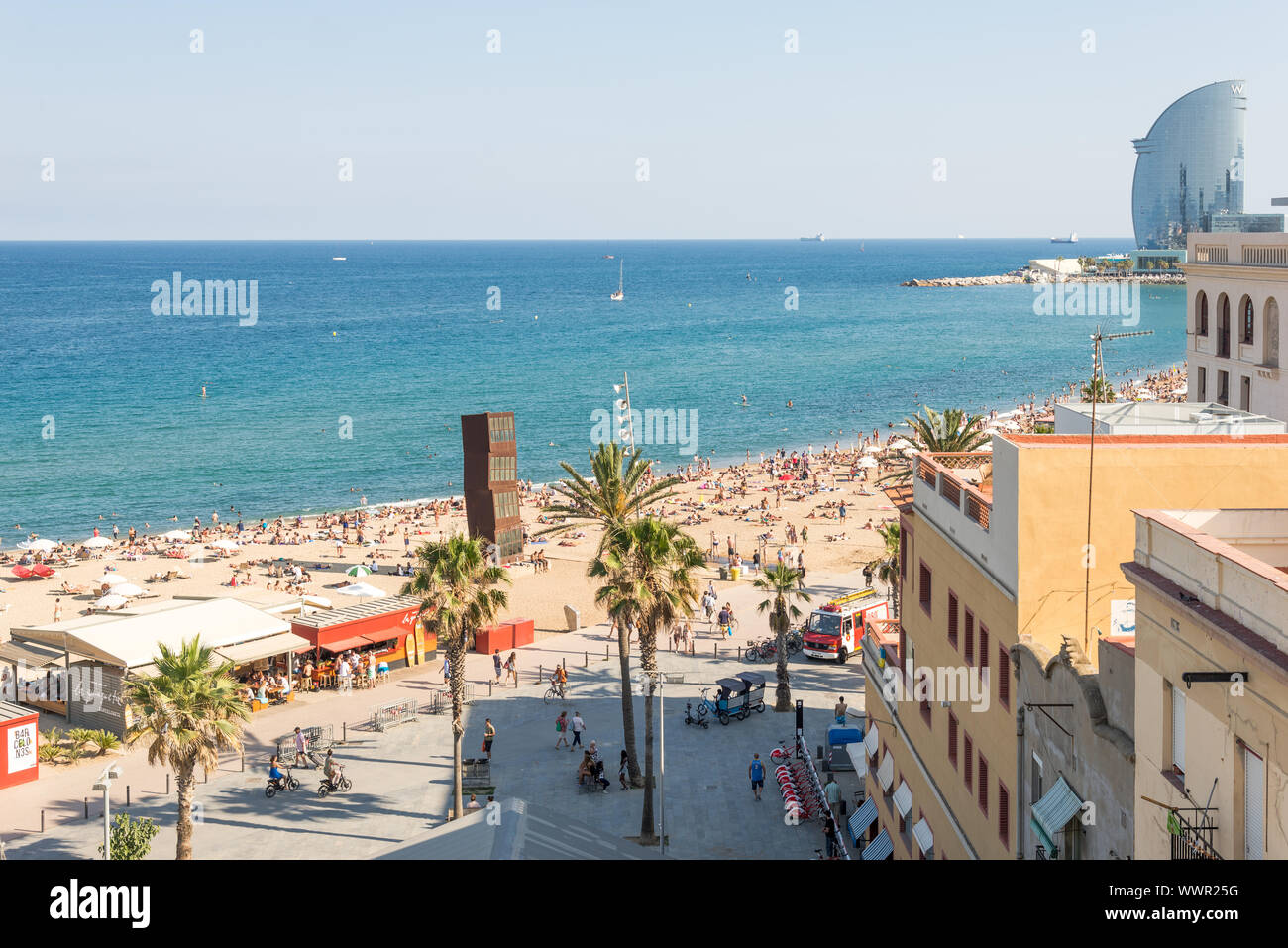 La città spiaggia di Barceloneta con la scultura L'Estel Ferit a Barcellona Foto Stock