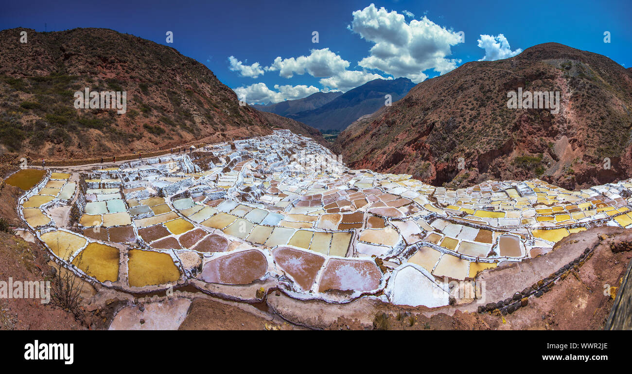 Salinas de Maras, man-made le miniere di sale vicino a Cusco, Perù Foto Stock