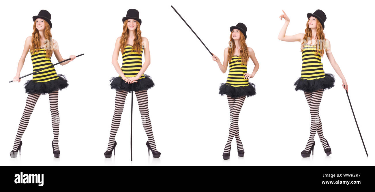 Una ragazza in nero e giallo listati dress isolato su bianco Foto Stock