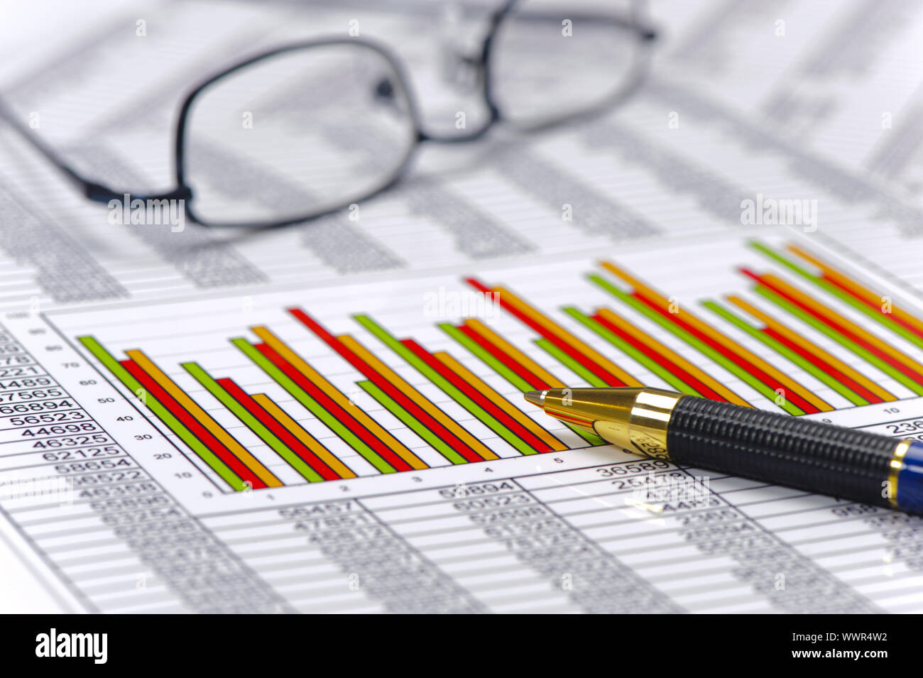 Finanza e calcolo con grafico e il prezzo di stock Foto Stock