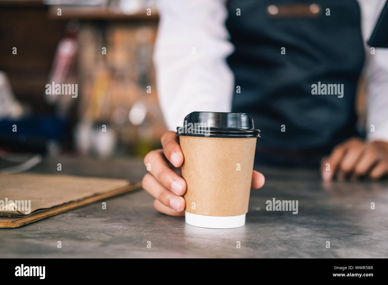 Giovane proprietario di caffè cafe servizio il cliente. Small business e proprietario concetto aziendale. Foto Stock