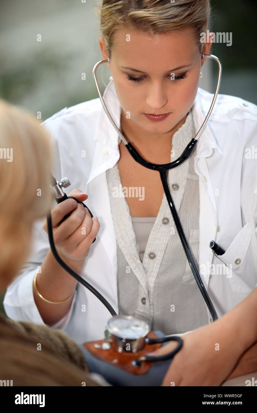 Giovani intern con paziente Foto Stock