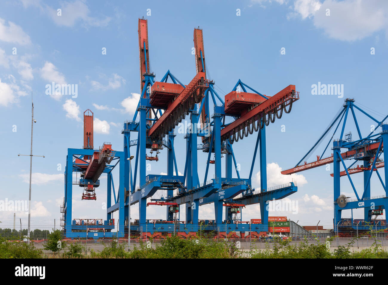 Gantry cranes al container terminal Altenwerder. nel porto di Amburgo Foto Stock