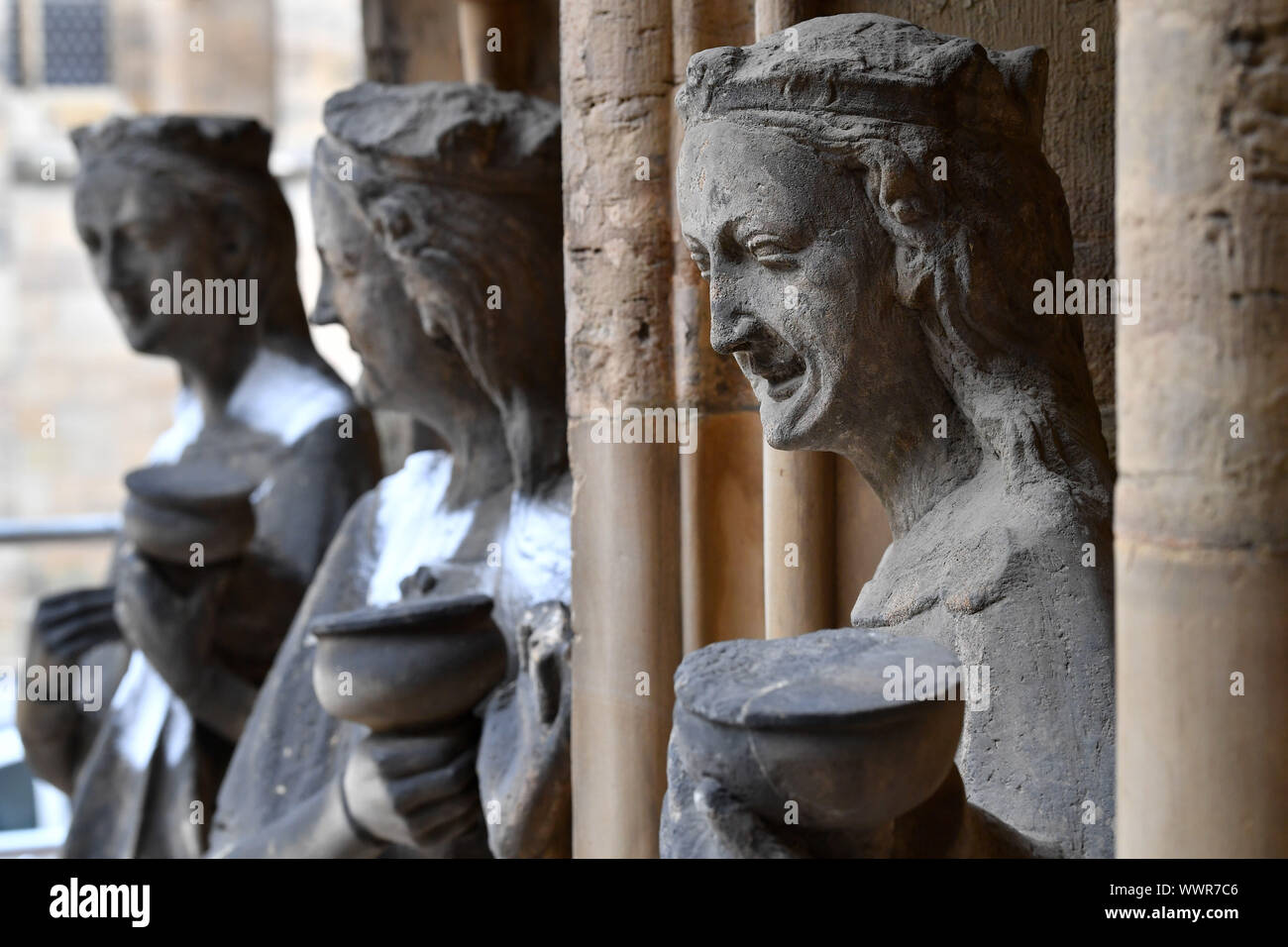 Erfurt, Germania. Xvi Sep, 2019. Sculture stanno fianco a fianco a triangolo portale del Mariendoms. Per i previsti lavori di ristrutturazione su 33-metro-alta portale gotico, 14 figure saranno smantellati. Questi includono i saggi e le vergini stolte, le figure del gruppo della crocifissione e rappresentazioni della Ecclesia e la sinagoga. Sarete trattati in officina di un restauratore. Credito: Martin Schutt/dpa-Zentralbild/dpa/Alamy Live News Foto Stock