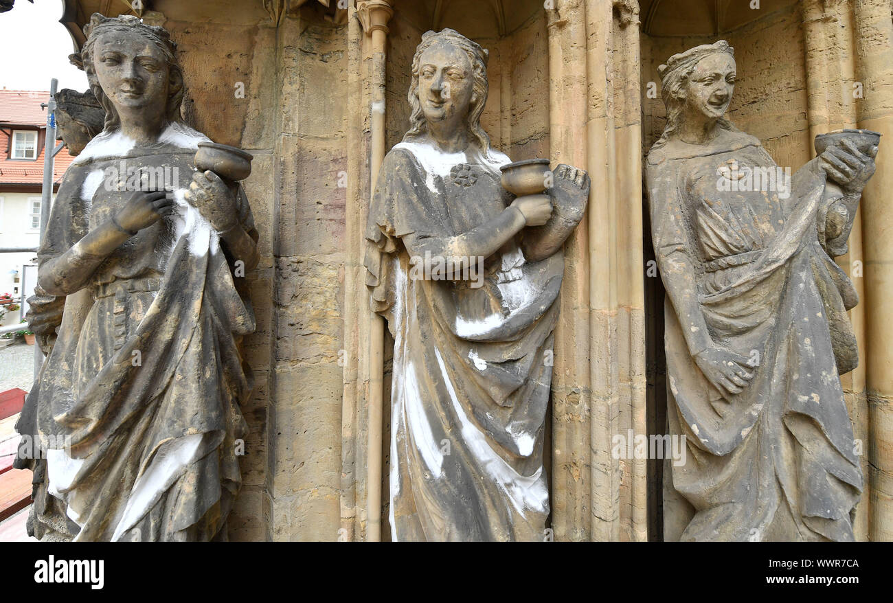 Erfurt, Germania. Xvi Sep, 2019. Sculture stanno fianco a fianco a triangolo portale del Mariendoms. Per i previsti lavori di ristrutturazione su 33-metro-alta portale gotico, 14 figure saranno smantellati. Questi includono i saggi e le vergini stolte, le figure del gruppo della crocifissione e rappresentazioni della Ecclesia e la sinagoga. Sarete trattati in officina di un restauratore. Credito: Martin Schutt/dpa-Zentralbild/dpa/Alamy Live News Foto Stock