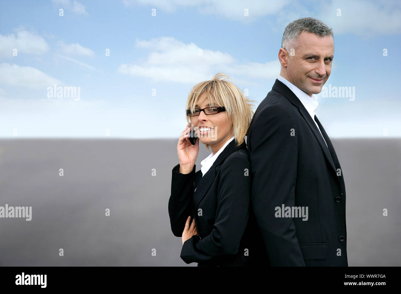 Duo di business back to back Foto Stock
