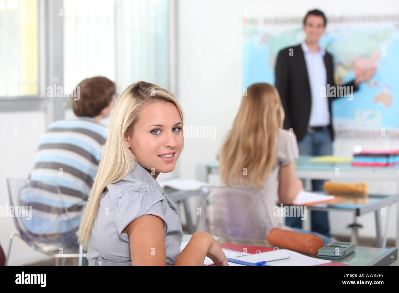 Tre studenti in classe di geografia Foto Stock