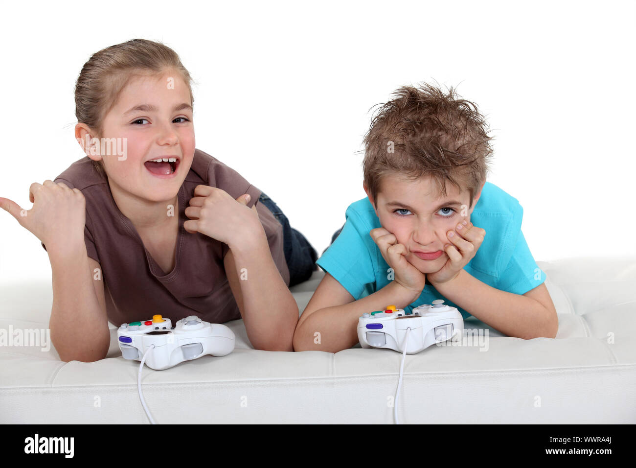 Bambini che giocano una console per videogiochi Foto Stock
