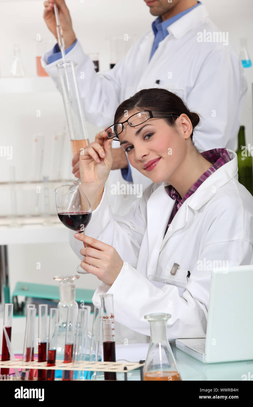 Gli esperti di vino di test in un laboratorio Foto Stock