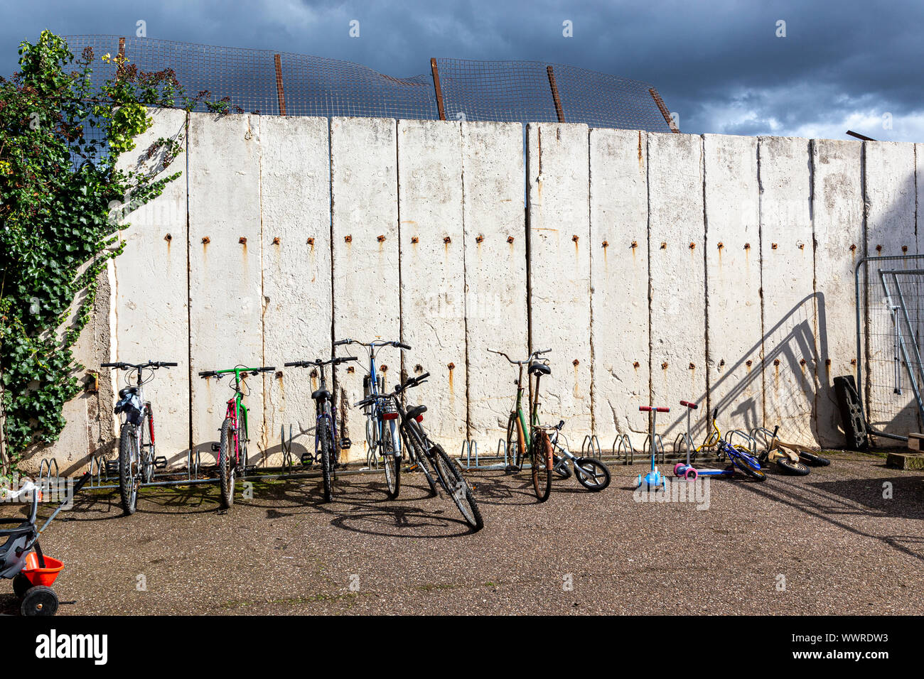 Foto di bicicletta, rotte, ciclismo foto, abbandonati foto, processo di invecchiamento foto, Vicolo foto, sfondi foto, colore nero foto, ciclo - Veicolo Foto Stock