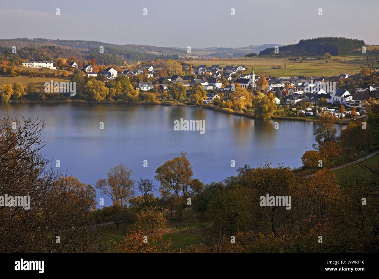 Schlakenmehren maar in autunno, Schalkenmehren, Daun, Eifel, Renania-Palatinato, Germania, Europa Foto Stock