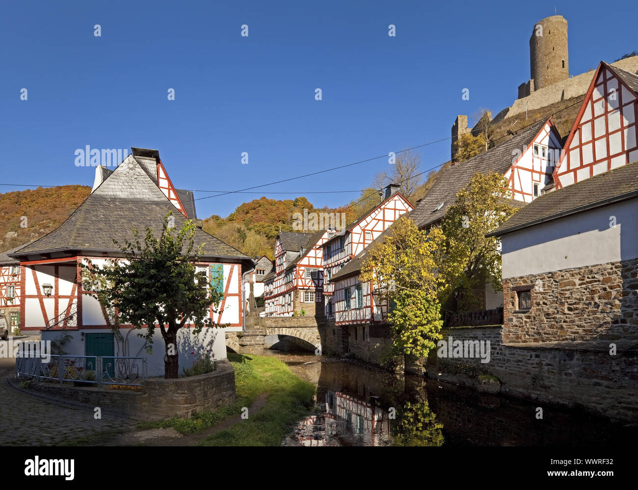 Città storica di Monreal con la rovina del castello di Loewenburg, Monreal, Eifel, Germania, Europa Foto Stock