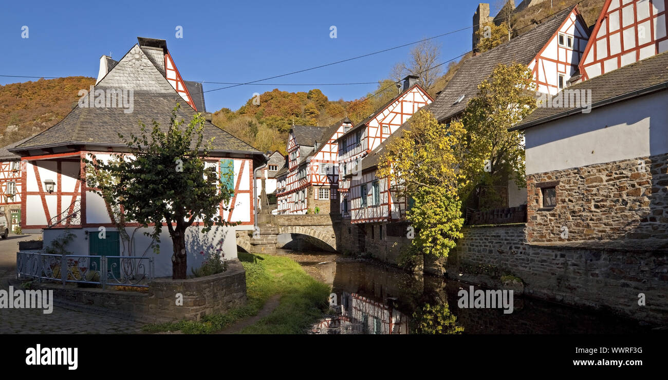 Città storica con tipiche case a graticcio, Monreal, Eifel, Renania-Palatinato, Germania, Europa Foto Stock