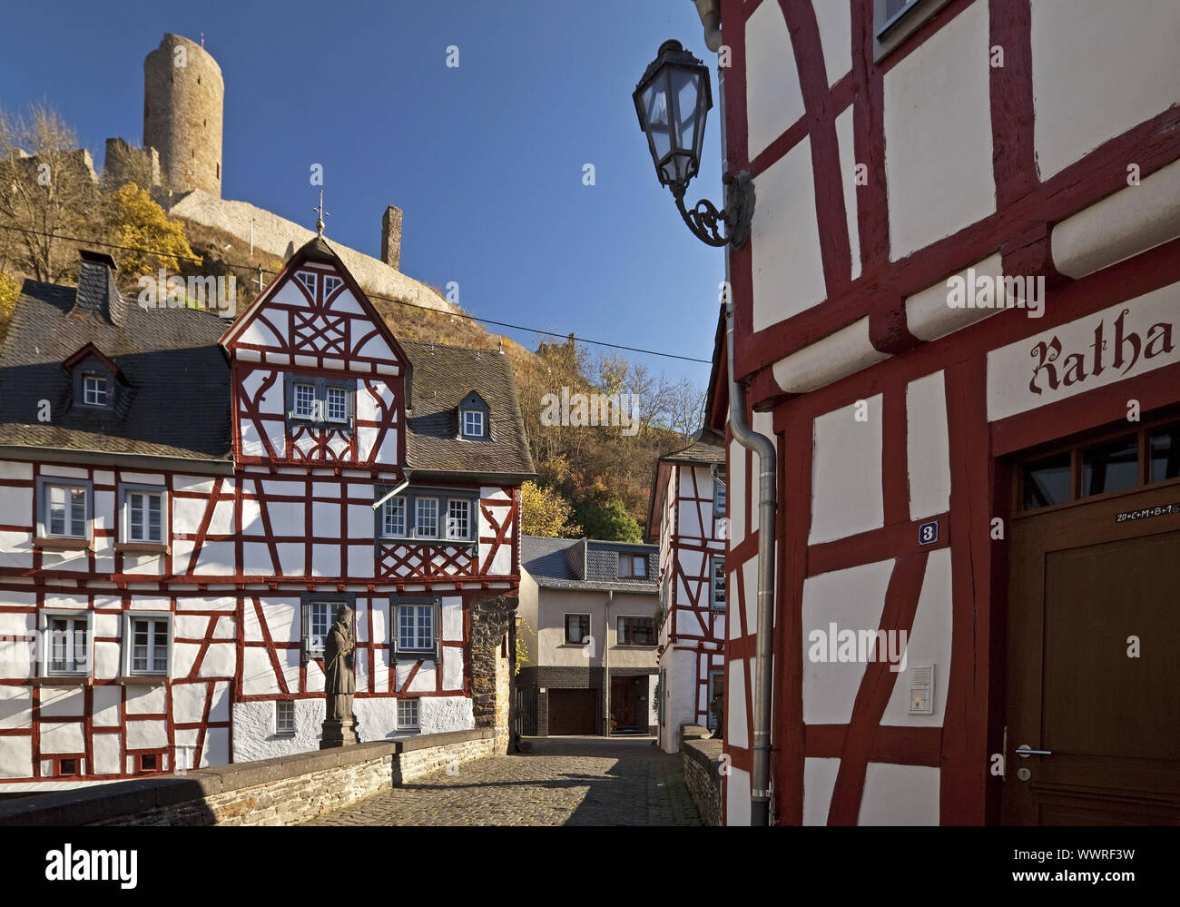 Città storica di Monreal con la rovina del castello di Loewenburg, Monreal, Eifel, Germania, Europa Foto Stock