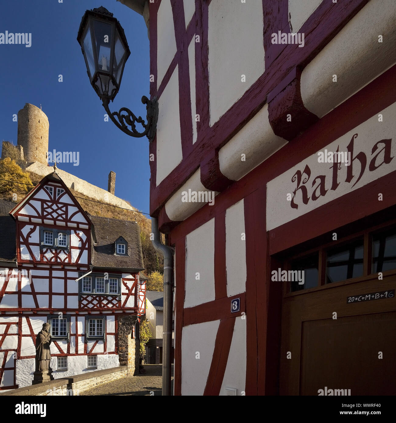 Città storica di Monreal con la rovina del castello di Loewenburg, Monreal, Eifel, Germania, Europa Foto Stock