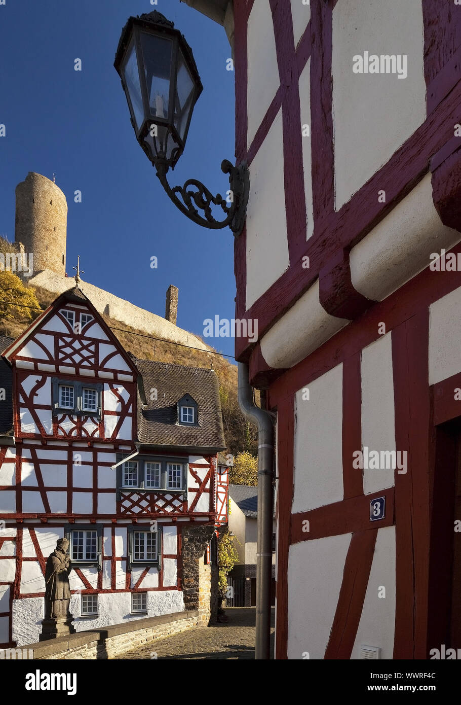 Città storica di Monreal con la rovina del castello di Loewenburg, Monreal, Eifel, Germania, Europa Foto Stock
