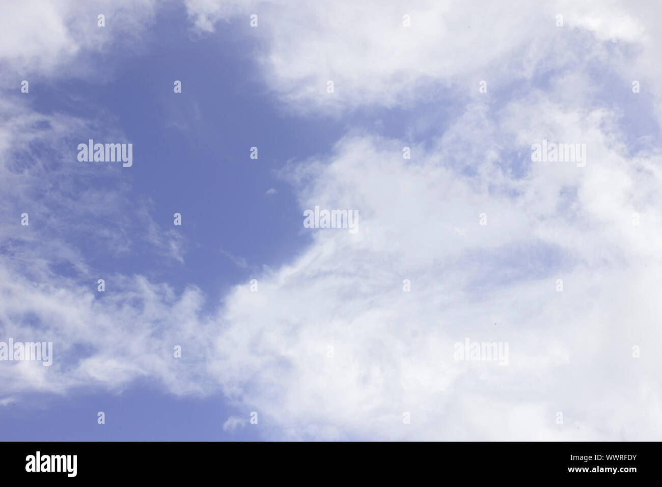 Blue sky cloud texture di sfondo bellissimi vice e previsioni con la luce del sole durante il giorno Foto Stock