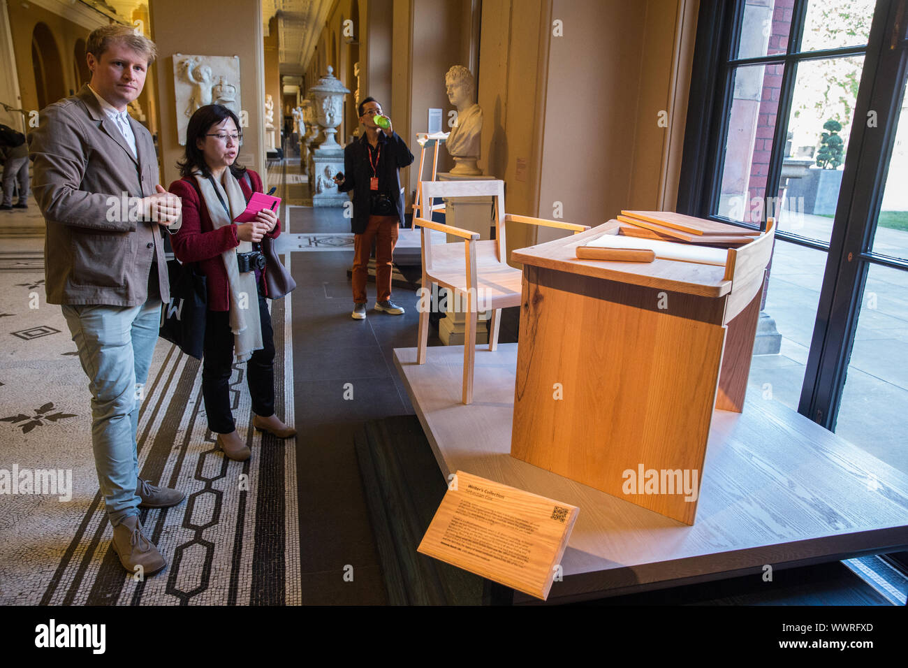 Londra, Regno Unito. 13 Settembre, 2019. Designer Sebastian Cox visualizza il suo Writer's Collection, una scrivania, sedia e portapenna sostenibile in quercia rossa Americana Foto Stock