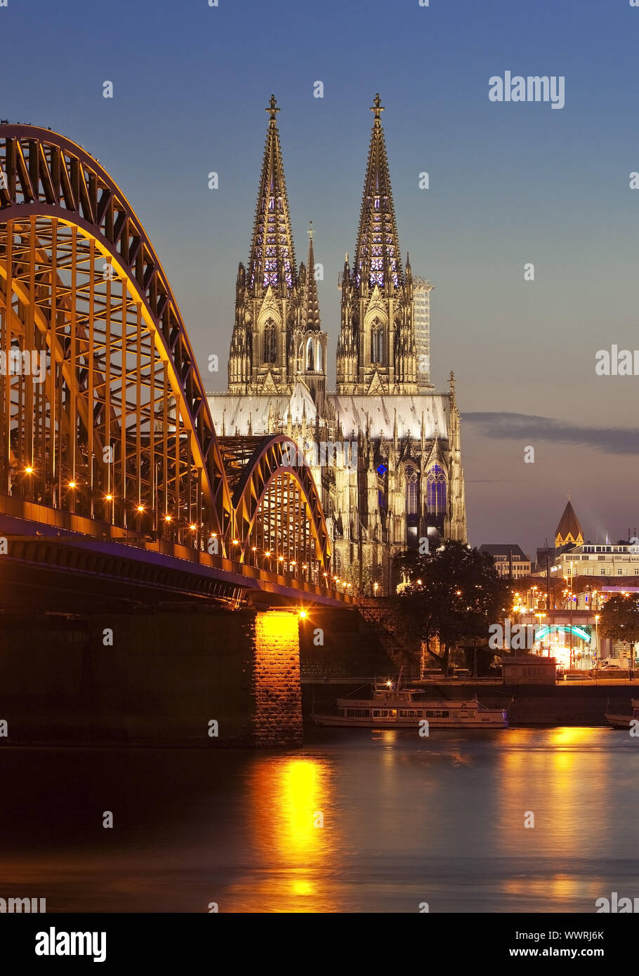 La cattedrale di Colonia con ponte di Hohenzollern nel crepuscolo, Colonia, nella Renania settentrionale-Vestfalia, Germania Foto Stock